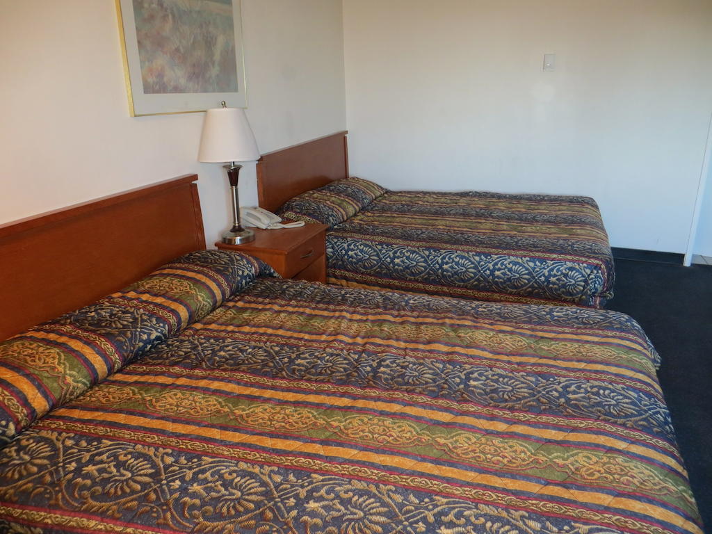 Westgate Inn Edmonton Room photo