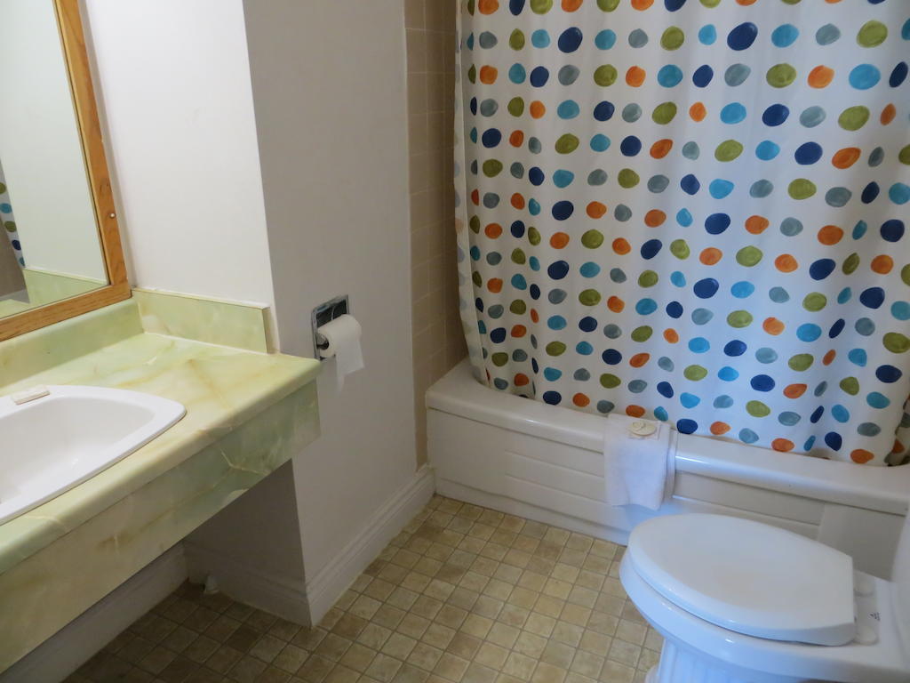 Westgate Inn Edmonton Room photo